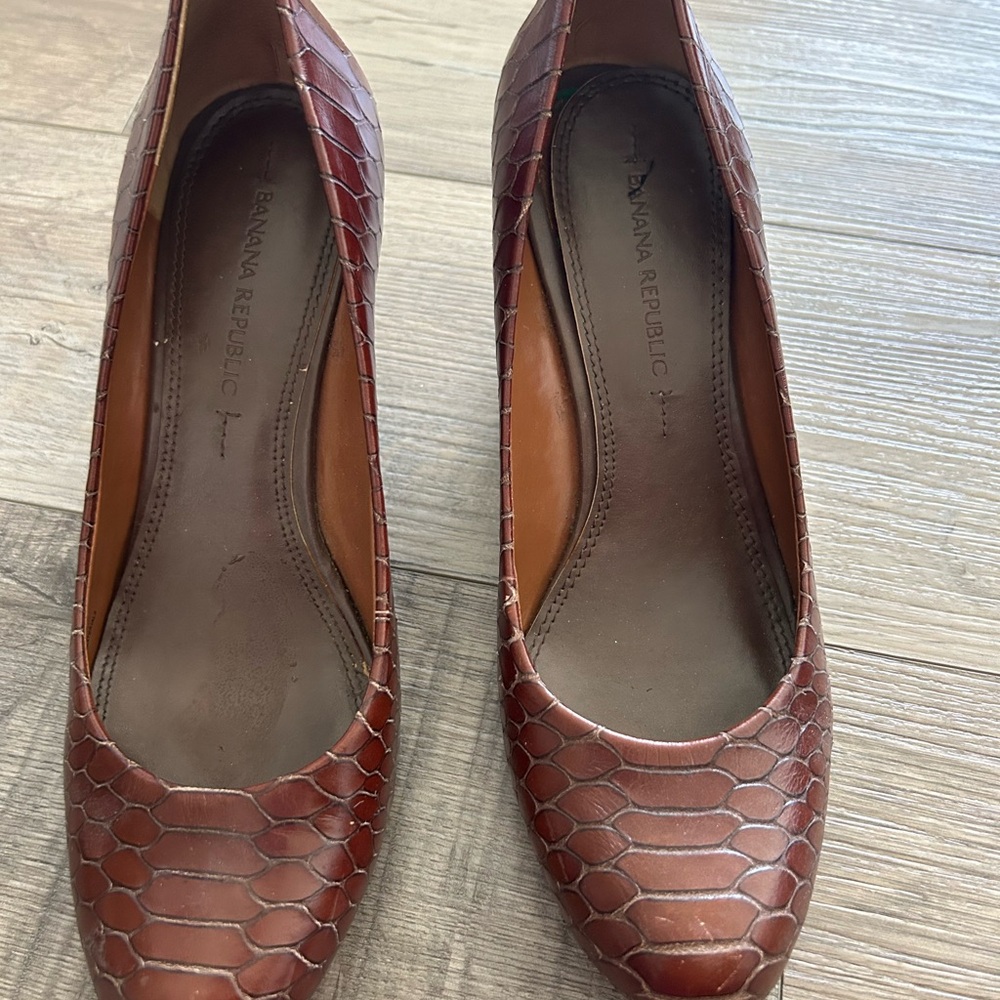 Banana Republic Brown Heeled Shoes with Croc-Embossed Leather